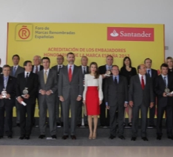 Fotografía de grupo de los Príncipes de Asturias con el ministro de Industria, Energia y Turismo, el presidente del Foro de Marcas Renombradas, el pre